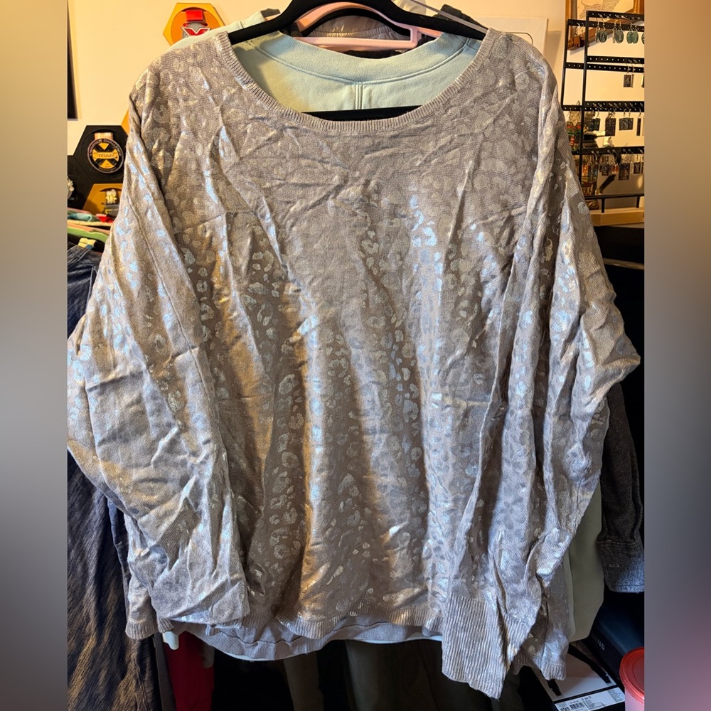 NWT Women’s Light Gray Metallic Leopard Print Pullover Sweater